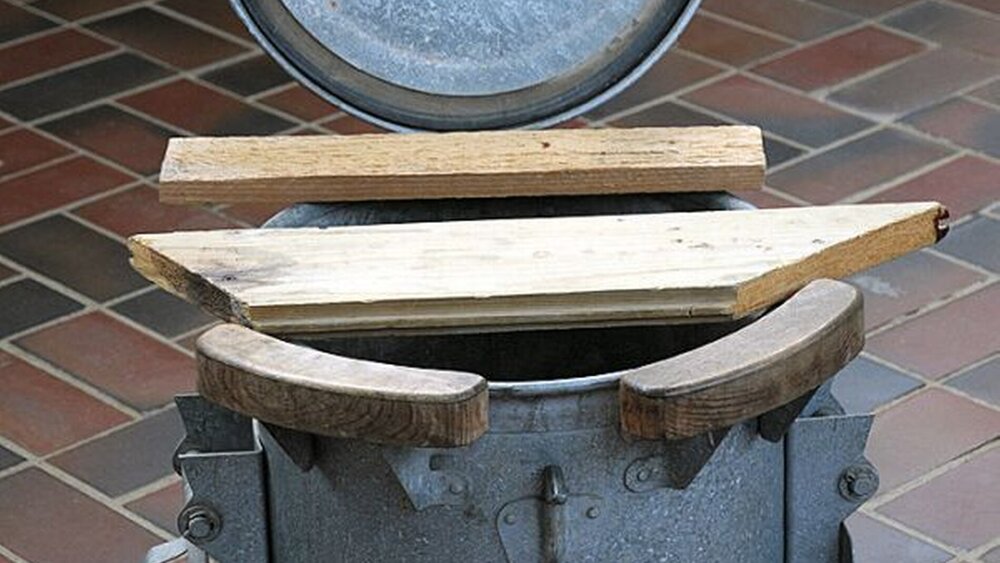 Toiletteneimer halfen, die hygienischen Verhältnisse im Bergwerk zu verbessern. Museum des Besuchererzbergwerks Ramsbeck, Bestwig. |