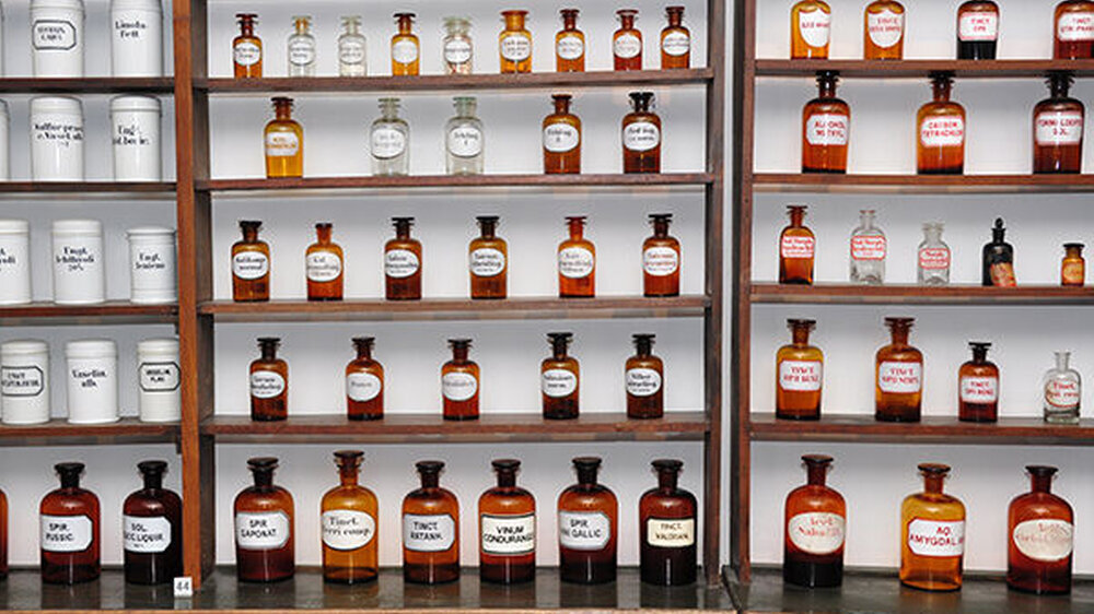 So eine hübsche alte Offizin weckt nosatlgische Gefühle. Viele Apotheker fürchten heute die Online-Konkurrenz.