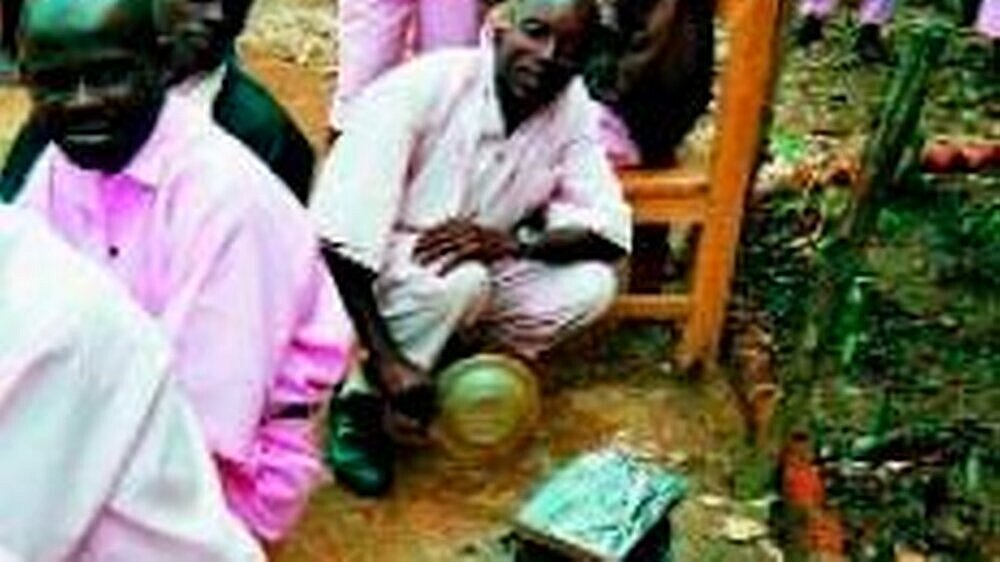 Ruanda: Gefangene beim Sterilisieren der Instrumente