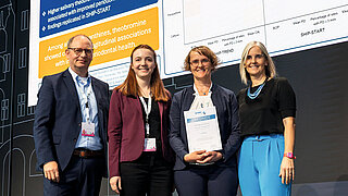 Den ersten DG PARO/ meridol®-Preis für Grundlagenforschung erhielt Prof. Dr. Thomas Kocher (Poliklinik für Zahnerhaltung, Parodontologie und Endodontologie, Universitätsmedizin Greifswald). Er wurde bei der Preisverleihung von Koautorin PD Dr. Birte Holtfreter vertreten  (v. l. n. r.): Prof. Dr. Dr. Thomas Beikler (DG PARO), Dr. Marie-Christine Hoffmann (CP GABA), PD Dr. Birte Holtfreter (Universitätsmedizin Greifswald), Prof. Dr. Bernadette Pretzl (DG PARO).