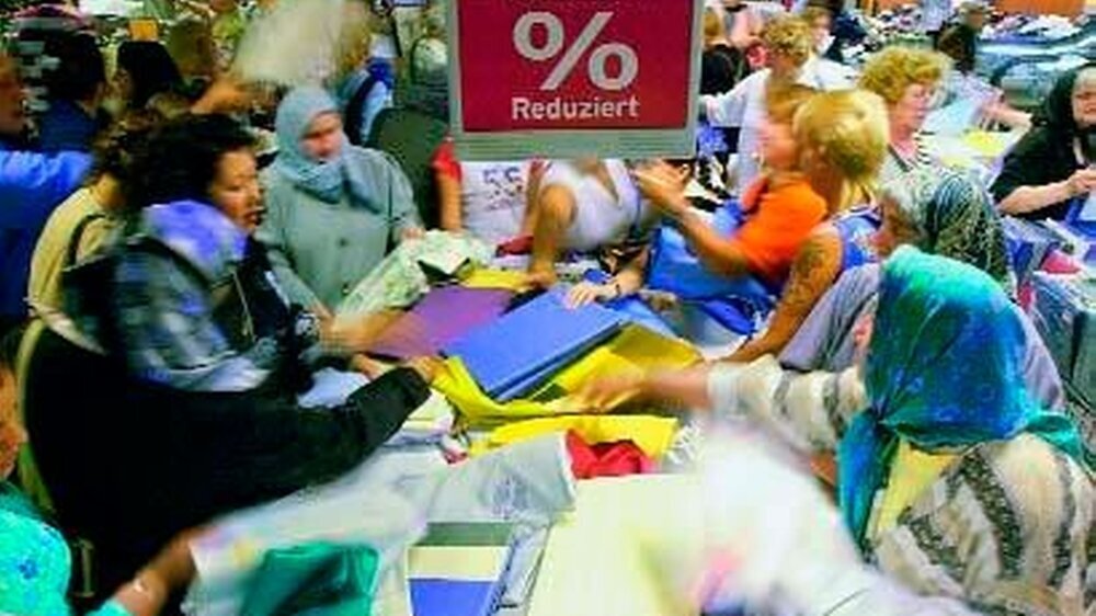 Auf Schnäppchenjagd im deutschen Schlussverkauf: Parallelen zum Verhalten der gesetzlichen Krankenkassen sind ausgeschlossen. Oder etwa nicht?