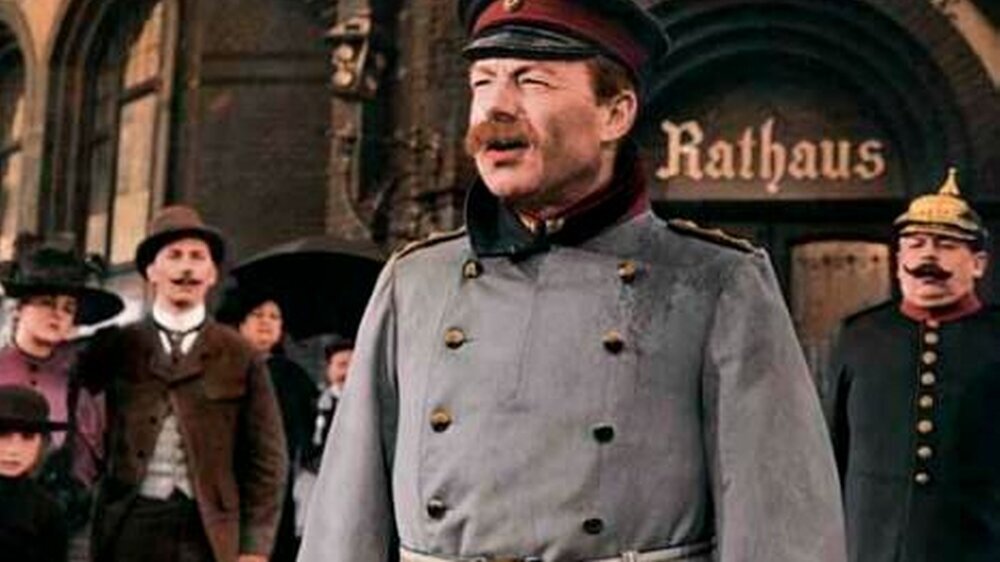 ■ Der Schuster Wilhelm Vogt wurde als Hauptmann von Köpenick (hier gespielt von Heinz Rühmann) schon zu Lebzeiten einer der weltweit prominentesten Hochstapler. Im medizinischen Bereich dokumentierte Fälle vorgetäuschter Berufsqualifikation sin