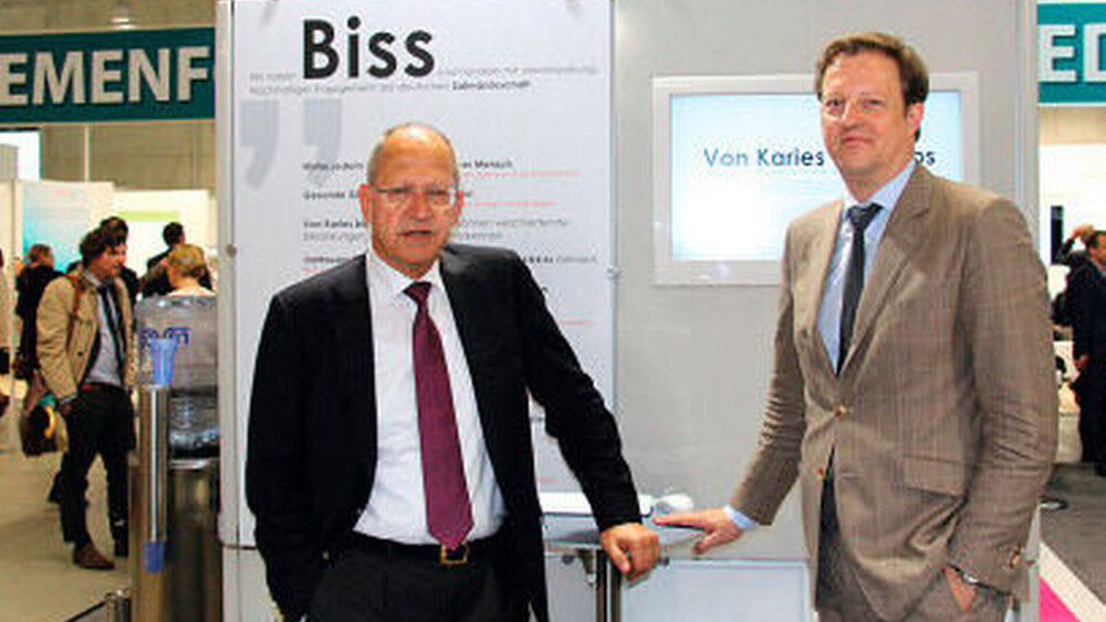 … und der Präsident der BZÄK, Dr. Peter Engel, sowie BZÄK-Hauptgeschäftsführer RA Florian Lemor (r.) |