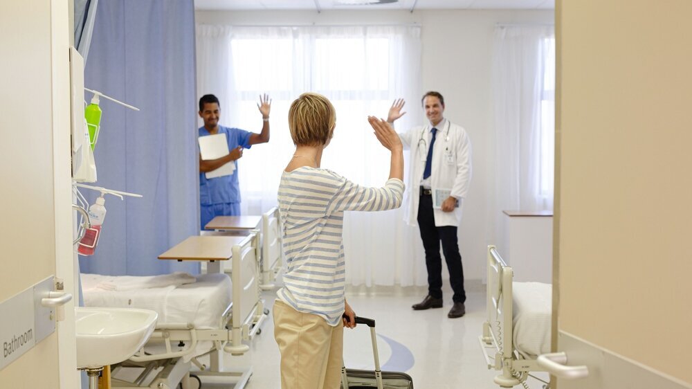 Patientin verlässt Krankenhaus Patientin verlässt Krankenhaus
