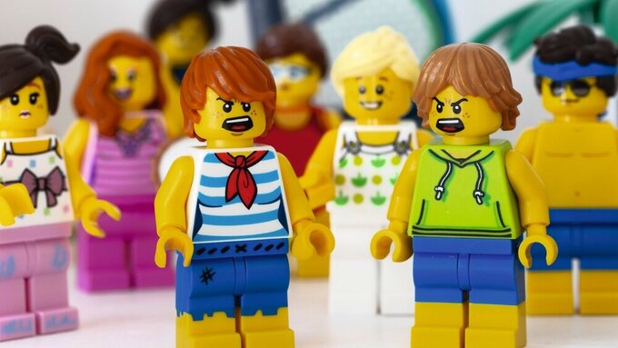 Dortmund - Deutschland 28. Mai 2023 Lego Minifiguren am Strand die sich streiten Streit Konflikt