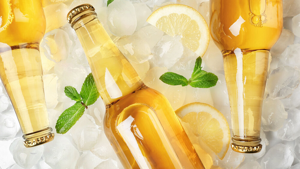 Limonadenflaschen auf Eis. Limonadenflaschen auf Eis.