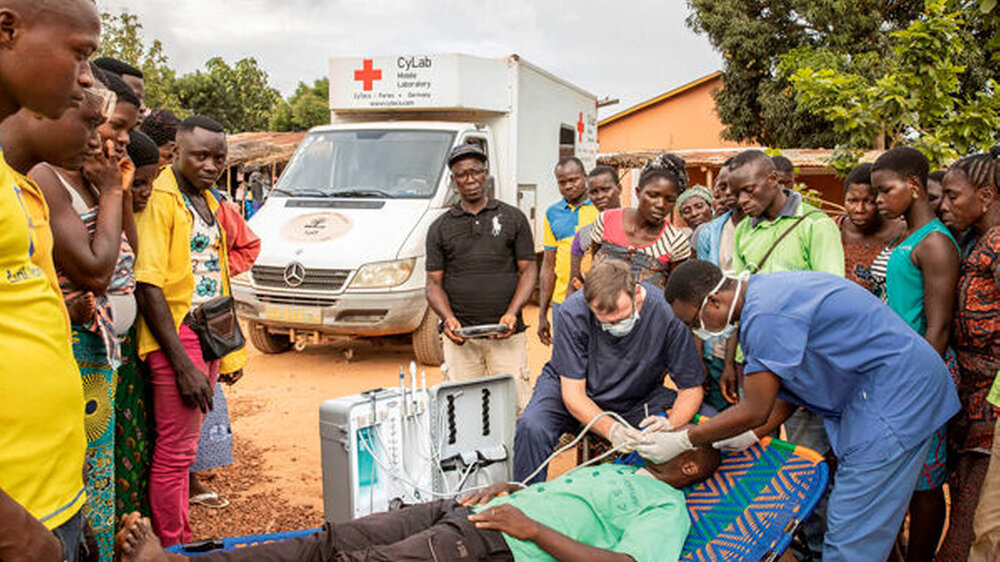 Dr. Roland Klein nutzt die mobile Dentaleinheit, die das Gesundheitshilfswerk action medeor spendet, um in Benin Menschen zu behandeln.\r\n