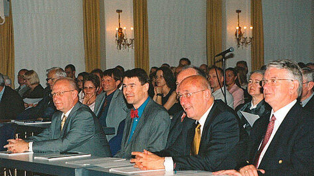 Festveranstaltung 500 Jahre Uni Halle, mit dem DDR-Gesundheitsminister Jürgen Kleditsch (2.v.l.) und Klaus Schlechtweg, dem späteren HGF der BZÄK (r.) |