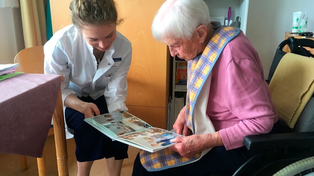 Welche Faktoren die Mundgesundheit beeinflussen können, erforscht das Team um Dr. Caroline Sekundo (links), Poliklinik für Zahnerhaltungskunde am UKHD. Hier besucht Sekundo eine Studienteilnehmerin Zuhause. Dadurch entfällt für die Teilnehmenden eine
