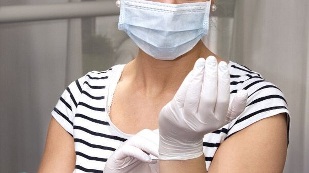 Bild links: Auch die zahnmedizinischen Fachangestellten müssen in der Erkennung und in der Erstversorgung von Patienten mit anaphylaktischen Reaktionen trainiert werden.