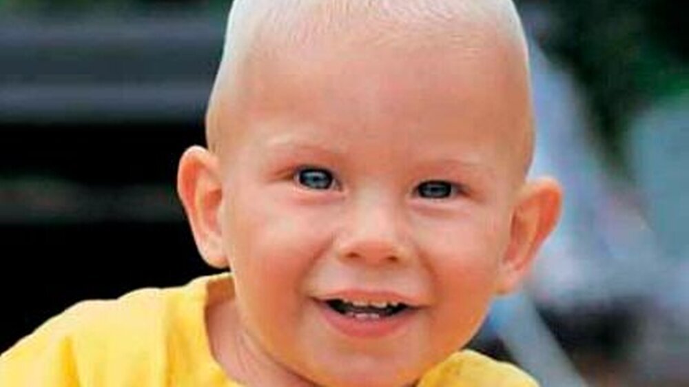 Zahnärzte sagen: Putzen ab dem ersten Zahn mit Fluoridpaste – Kinderärzte wollen es anders.