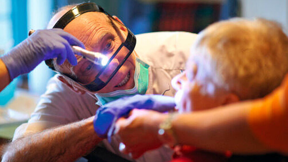 „Gesund im Mund“ – das ist für Menschen im Pflegeheim in der Regel nicht der Ist-Zustand. Mit der neuen Rahmenvereinbarung wollen KZBV und GKV-Spitzenverband das ändern. |