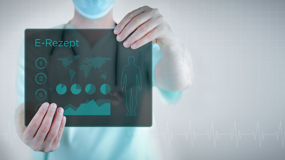 E-Rezept. Arzt hält virtuellen Brief mit Text und einem Interface. Medizin in der Zukunft e-Rezept