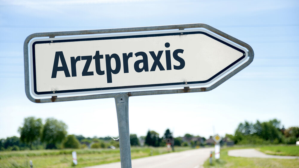 Schild Arztpraxis auf dem Land Schild Arztpraxis auf dem Land