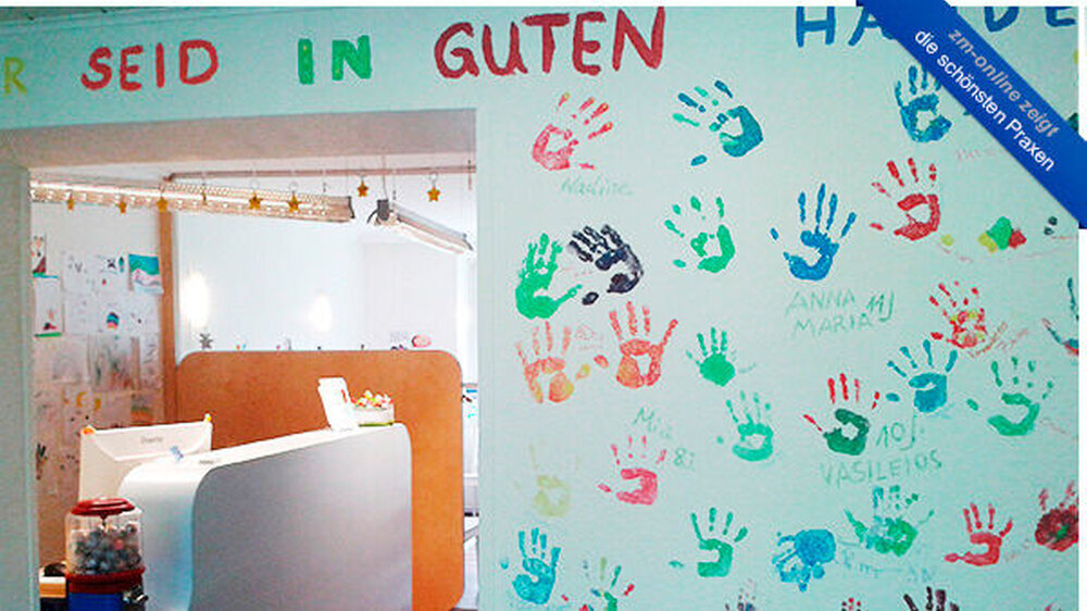 "Ich wollte eine sehr persönliche und heimelige Atmosphäre für die Kinder schaffen und tatsächlich hat unsere Praxis einen kleinen 'Kita- Charakter'", erzählt Praxisinhaberin Patricia Hoppe. "Ein zentraler Punkt ist sicherlich unsere Wand, die die Ki