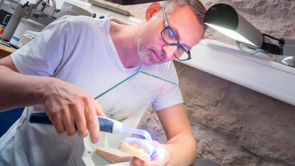 Auch Zahntechniker Tobias Gallinat unterstützt das Projekt „Beißschiene für Alberto“.