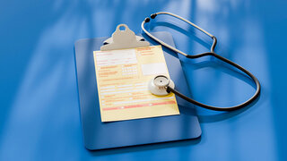 Arbeitsunfähigkeitsbescheinigung mit Stethoskop.