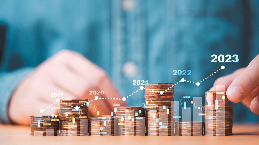 Businessman stacking money coins with up arrow and percentage symbol for financial banking increase interest rate or mortgage investment dividend from business growth concept. Geschäftsmann Stapeln Geld Münzen mit Pfeil nach oben und Prozentsatz Symbol für Finanz-Banking erhöhen Zinssatz oder Hypotheken-Investment-Dividende von Geschäftswachstum Konzept.