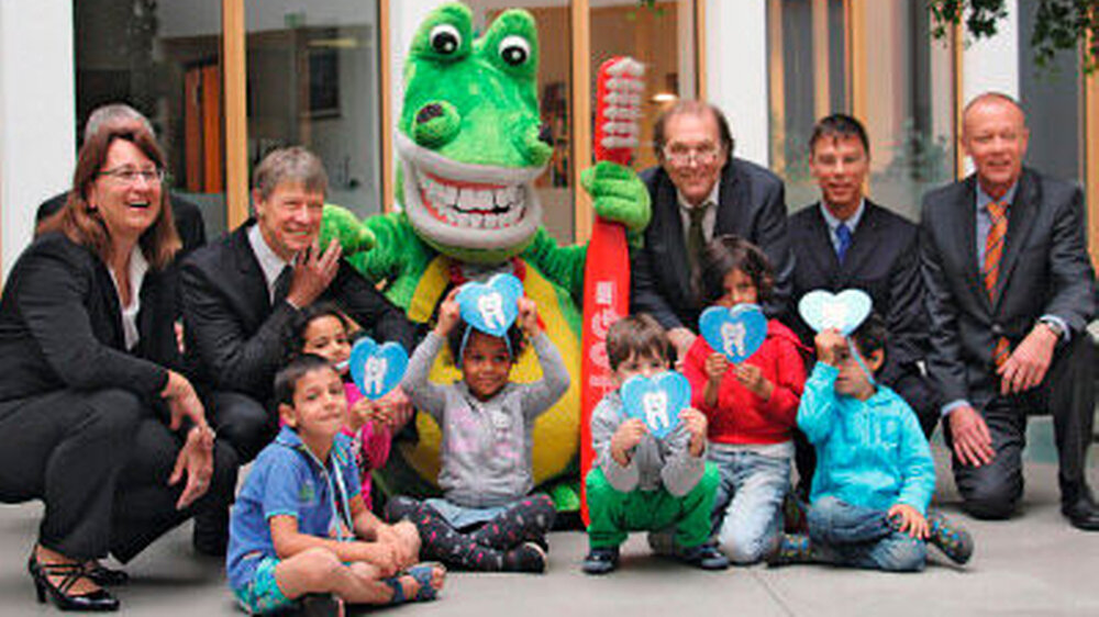 v.l.n.r.: Manuela Schäfer, Prof. Dietmar Oesterreich, Rainer Grahlen, Dr. Reinhard Schilke, Dr. Matthias Lehr mit dem Kroko und Kindern aus einer Berliner Kita | v.l.n.r.: Manuela Schäfer, Prof. Dietmar Oesterreich, Rainer Grahlen, Dr. Reinhard Schilke, Dr. Matthias Lehr mit dem Kroko und Kindern aus einer Berliner Kita |