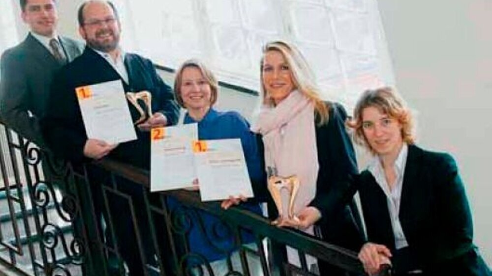 Preisverleihung in Hamburg (v.l.n.r.): Dirk Kropp (pro- Dente), die Preisträger Sven Rohde, Gabriele Hellwig, Andrea von Burgsdorff und Caroline Reeß (proDente).