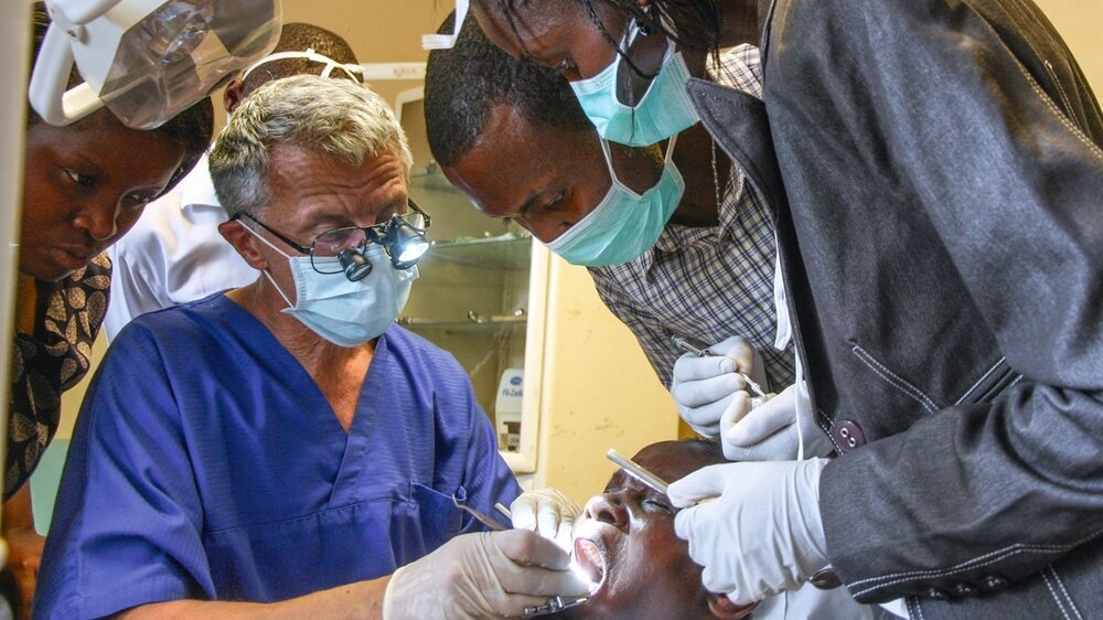 Dr. Hans-Joachim Schinkel im Einsatz für Dentists for Africa (DfA) in Kenia.
