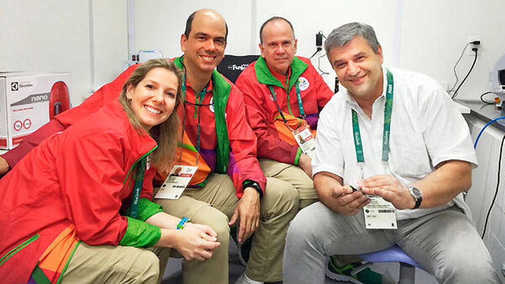 Im olympischen Dauerstress: Dr. Eduardo Tinoco (links) mit Team |