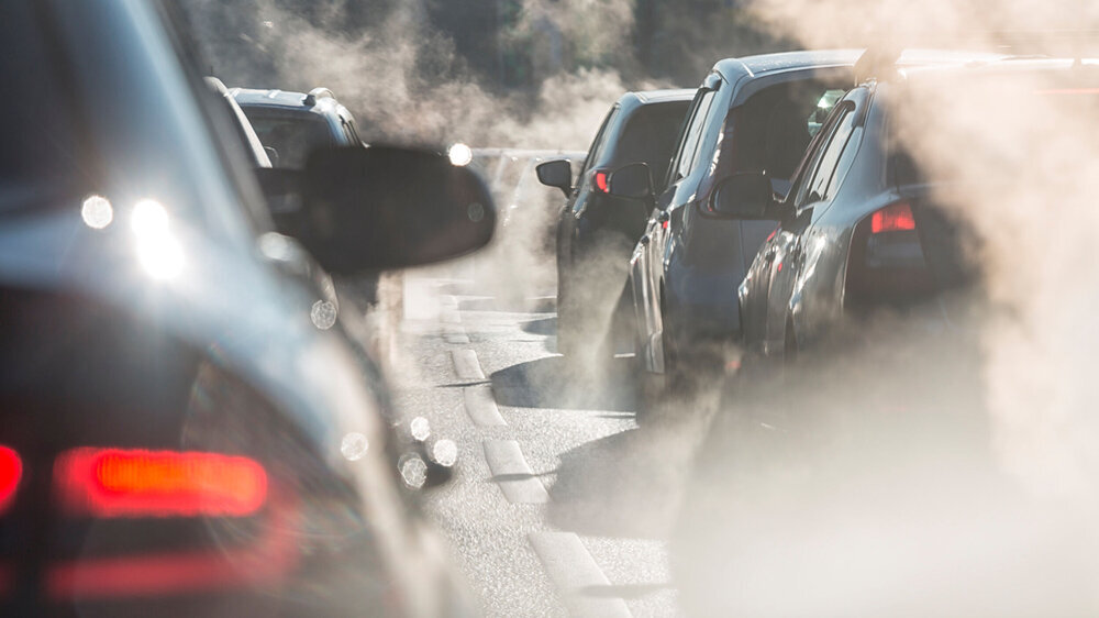 Luftverschmutzung in Form von Feinstaub, der als Abgase von den Autos stammt. Luftverschmutzung in Form von Feinstaub, der als Abgase von den Autos stammt.