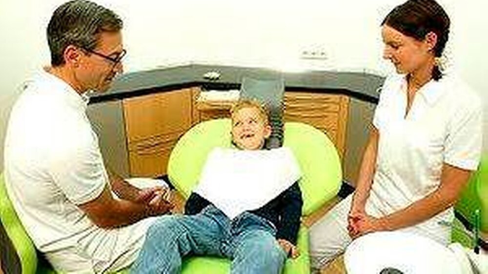 Im Umgang mit Patienten ist ein empathisches Verhalten des Zahnarztes wichtig und hilfreich.