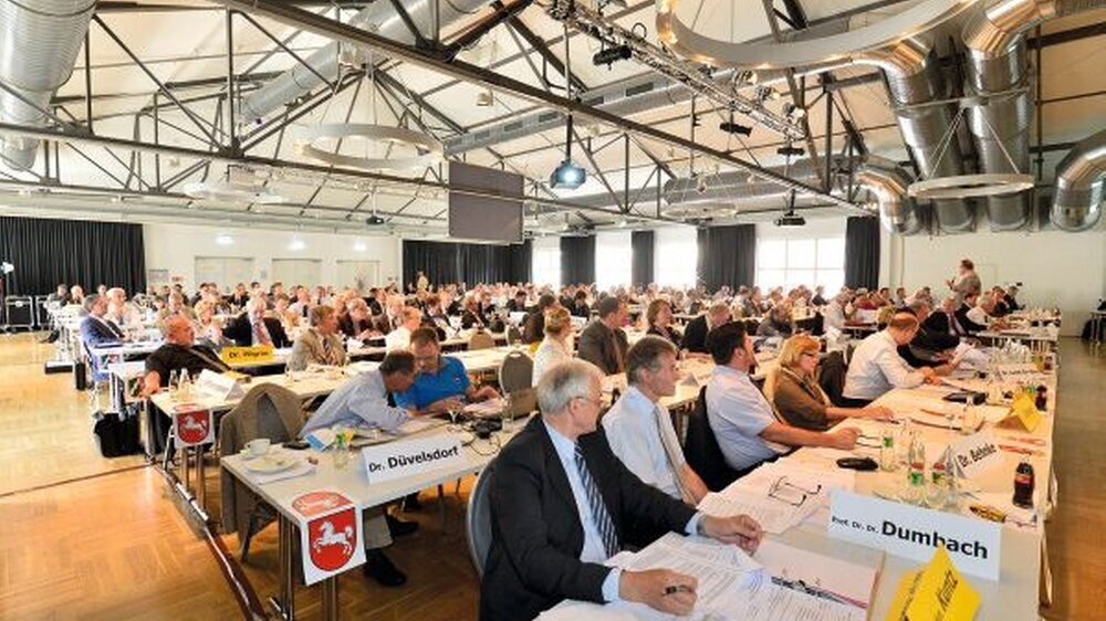 Zur außerordentlichen Bundesversammlung kamen die BZÄK-Delegierten in Berlin zusammen. Einziges Thema: die Novellierung der Satzung.