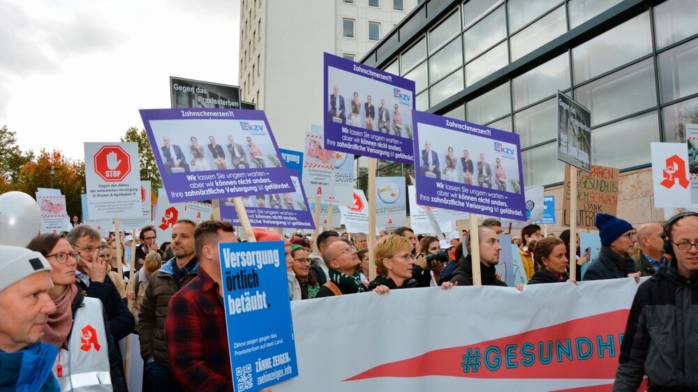 Zahnärzte, Ärzte, Apotheker, Psychotherpeuten und ihre Teams beim Protest in Erfurt, Thüringen. Zahnärzte, Ärzte, Apotheker, Psychotherpeuten und ihre Teams beim Protest in Erfurt, Thüringen.