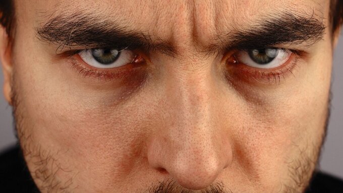 portrait of a man, menacing look, closeup Wütender Patient