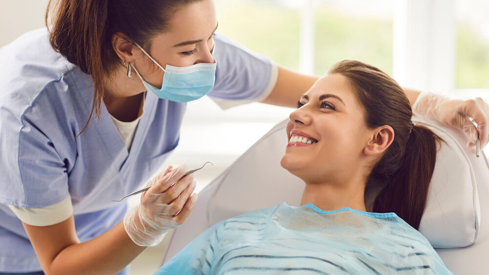 ZFA bei der Behandlung einer Patientin.