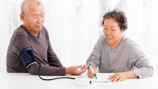 Untersuchung des Bluthochdrucks bei einem Patienten aus China im häuslichen Setting.