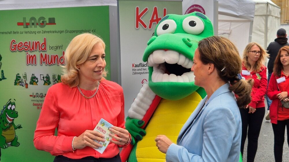 Kroko mit Bundesgesundheitsministerin Nina Warken und BZÄK-Vizepräsidentin Romy Ermler