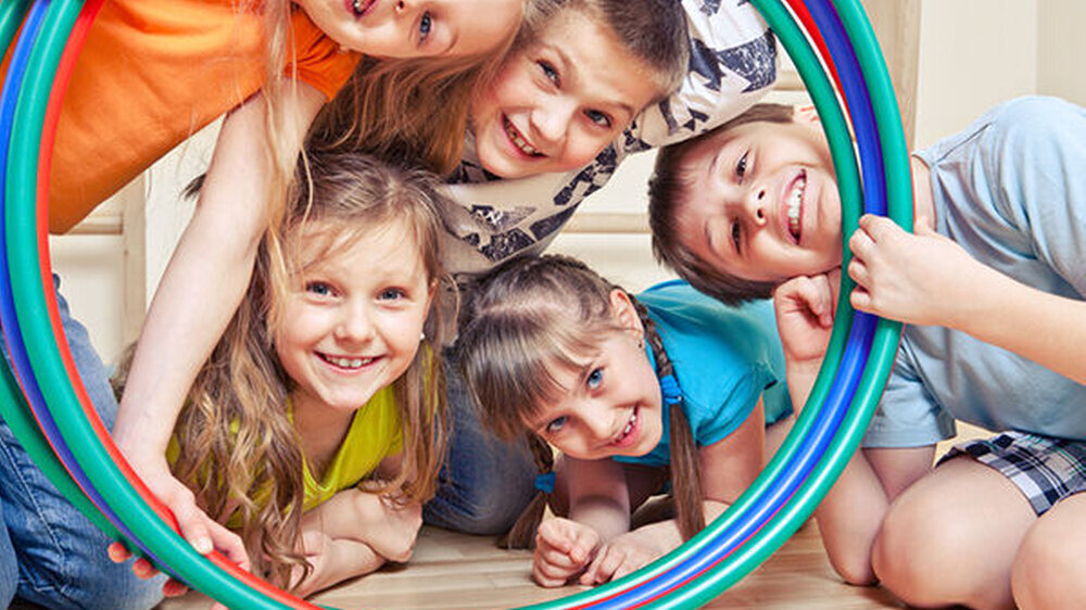 Mit der Einführung der Individual- und Gruppenprophylaxe für Kinder und Jugendliche sowie durch die breitere Verfügbarkeit von Fluoriden in den Zahnpasten ging ein dramatischer Rückgang bei den Karieserkrankungen einher. Im Ost-West-Vergleich der Mund