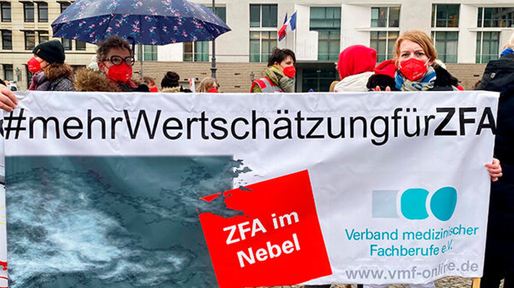 Die Protestaktion geht in die nächste Runde. Seit Beginn des Jahres organisiert der VmF die Termine vor dem Brandenburger Tor. Ihre Unterstützung haben die Kassenzahnärztlichen Bundesvereinigung (KZBV), der Freie Verband Deutscher Zahnärzte (FVDZ), de