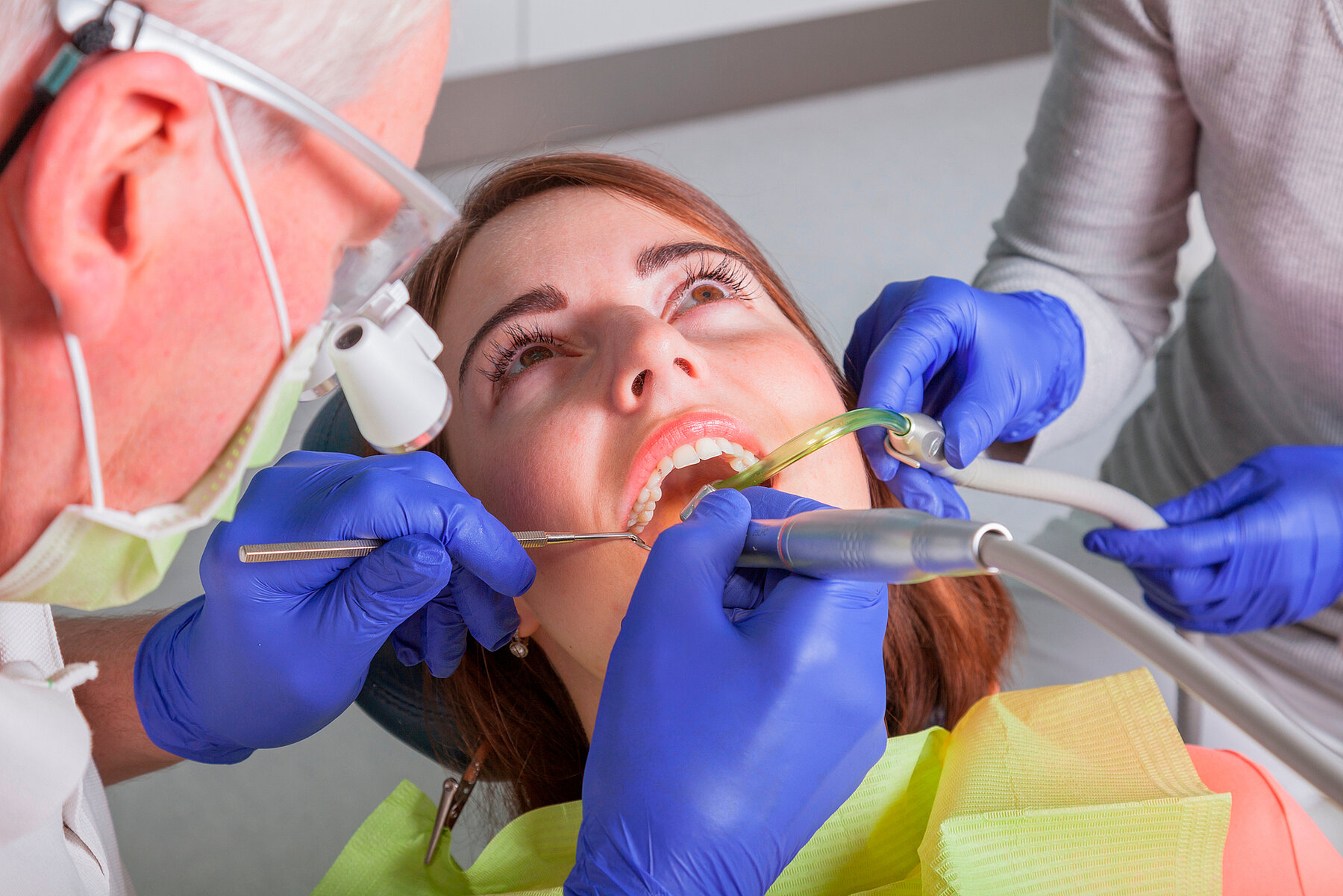 Zahnärztliche Behandung einer jungen Patientin