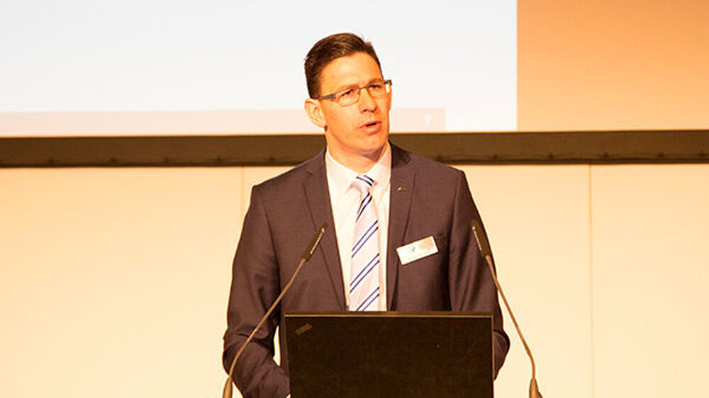 Christian Schorndorfer, Geschäftsführer Dürr Dental Gruppe, zeigte mit VistaSoft Monitor eine Lösung für die komplett vernetzte Zahnarztpraxis.