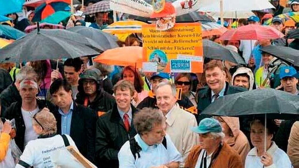 Die Bundeszahnärztekammer im erfolgreichen Schulterschluss mit den protestierenden Ärzten: Vize Dr. Dietmar Oesterreich, Präsident Dr. Dr. Jürgen Weitkamp und Vize Prof. Dr. Sprekels.