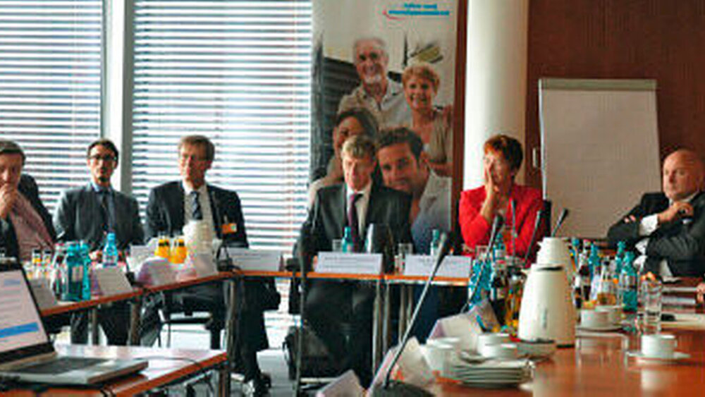 Bundespolitik, Wissenschaft und Berufsvertretung an einem Tisch auf der Arbeitssitzung des Forums Mundgesundheit am 10. September im Deutschen Bundestag |