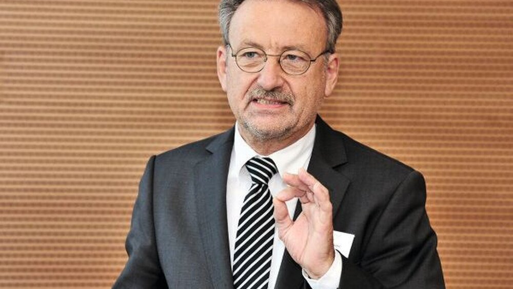 Dr. K. Ulrich Rubehn referierte stellvertretend für die Träger der AS-Akademie. |