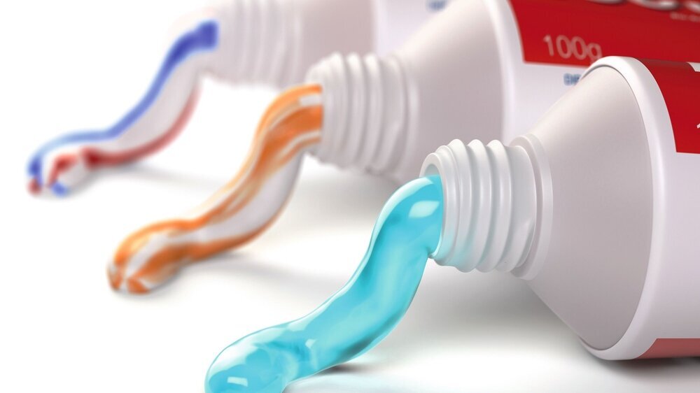 Tubes of toothpaste in different colors and differnt types of toothpaste Eine Reihe von Zahnpastatuben