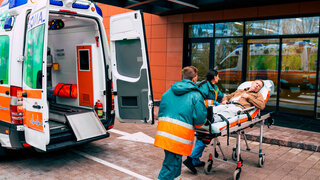 Notfallsituation: Patient wird im Krankenwagen ins Krankenhaus eingeliefert
