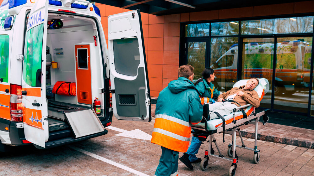Notfallsituation: Patient wird im Krankenwagen ins Krankenhaus eingeliefert Notfallsituation: Patient wird im Krankenwagen ins Krankenhaus eingeliefert