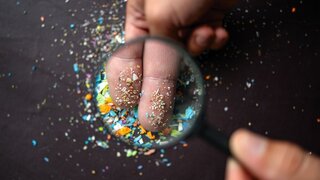 Mikroplastik unter Vergrößerungsglas