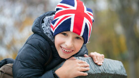 Kind mit Mütze mit Motiv der britischen Flagge