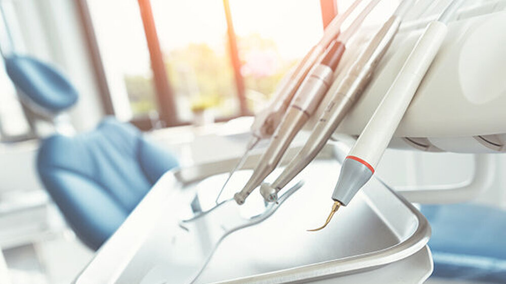 Für unaufschiebbare zahnärztliche Behandlungen von Patienten, die unter Verdacht stehen, an COVID 19 erkrankt zu sein, müssen Zahnärztpraxen entprechende Vorsichtsmaßnahmen treffen.