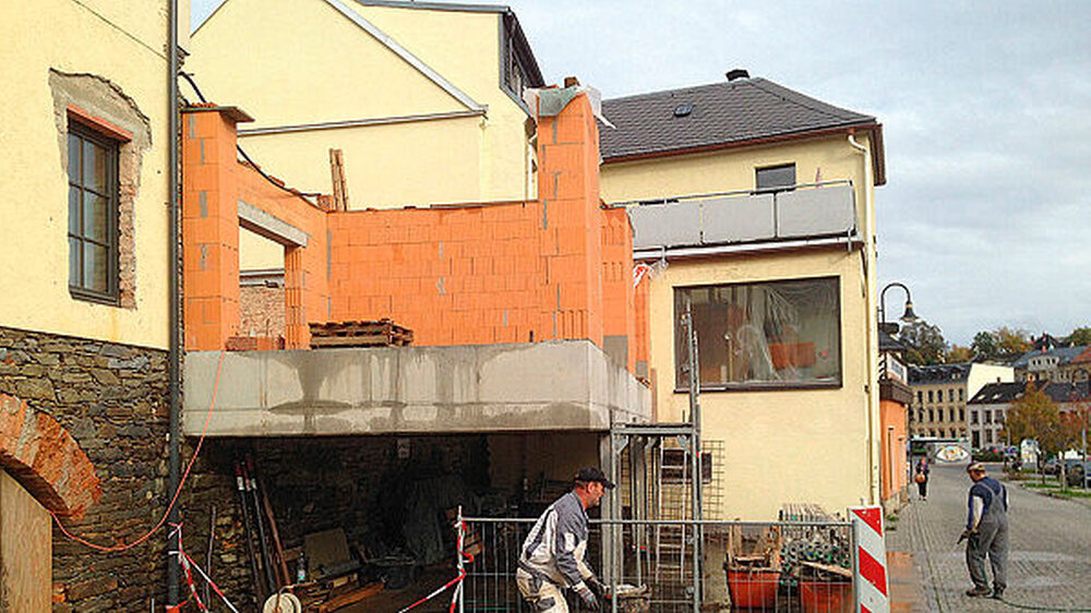 „Bau auf“ wörtlich genommen: Dr. Thilo Körnig sanierte den Altbau, in dem sich bis etwa 1920 eine Schlachterei befand, in Eigenleistung. | „Bau auf“ wörtlich genommen: Dr. Thilo Körnig sanierte den Altbau, in dem sich bis etwa 1920 eine Schlachterei befand, in Eigenleistung. |