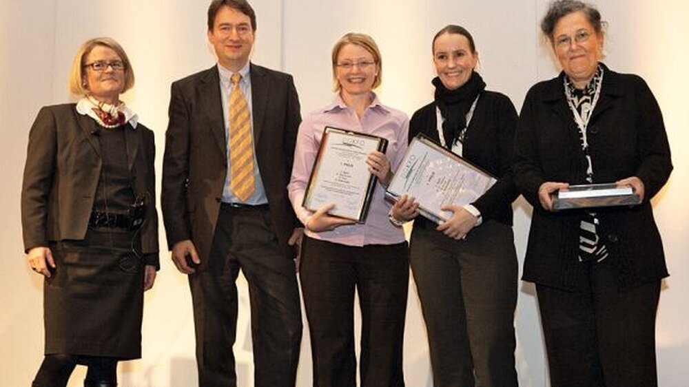Den ersten Preis für ihr Poster erhielten PD Dr. Franka Stahl de Castrillon (3. v.l.), Juliane Neubert (4. v.l.), Dr. Elisabeth Voss und Prof. Dr. Rosemarie Grabowski (1. v.r.) verliehen durch die Präsidentin der DGKFO Prof. Dr. Bärbel Kahl-Nieke (1. v