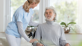 Senior und Pflegerin